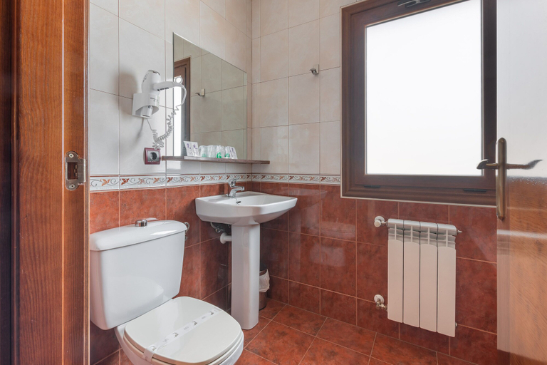 Bathroom 5, Hotel Puerta de Javalambre, Teruel