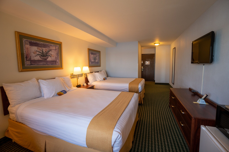 Bedroom 2, Clover Island Inn, Benton