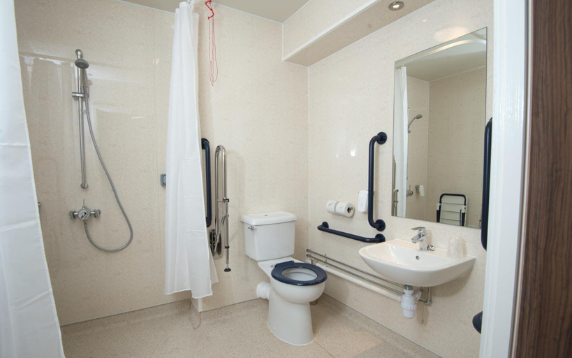 Bathroom 3, Queen of the Loch, Balloch by Marston's Inns, West Dunbartonshire
