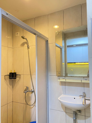 Bathroom, SKYWAYROOM Studio Transit @ Grand Kamala Lagoon, Bekasi