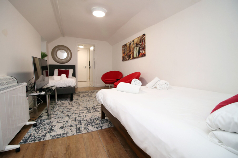 Bedroom 2, Cozy Studio Retreat in Swansea, Swansea