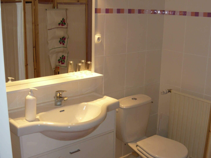 Bathroom 5, La Coutrotte Becquine, Côte-d'Or