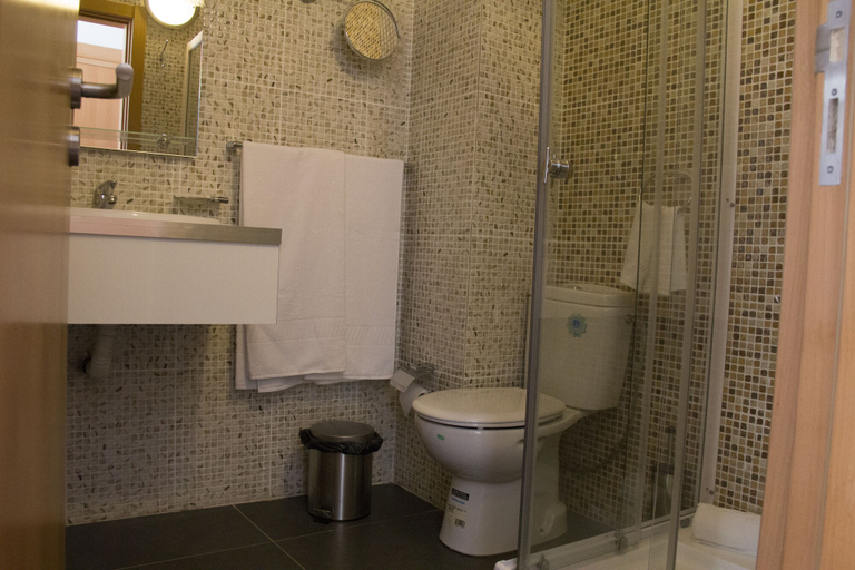 Bathroom 3, Vivi Hotel, Praia