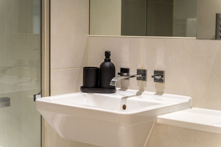 Bathroom 4, Luxury 2-bed Croydon Apartment Near Gatwick, London