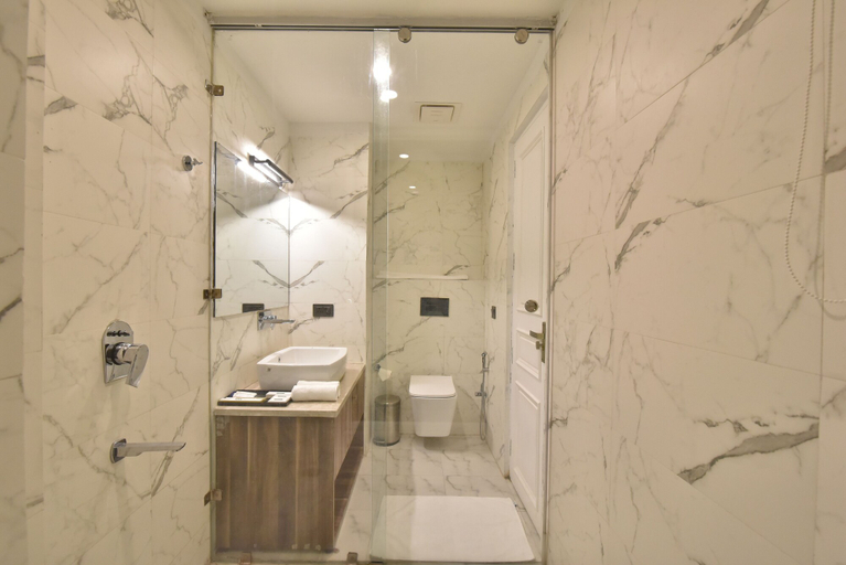 Bathroom, CLARET INN BY DLS HOTELS, Chamba