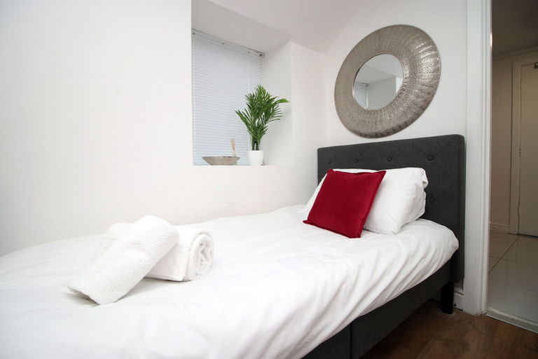 Bedroom 4, Cozy Studio Retreat in Swansea, Swansea