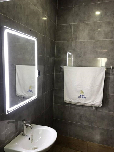 Bathroom 3, HOTEL LOS REYES, Oredo Edo