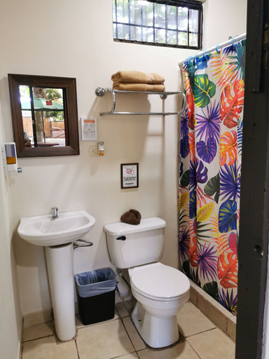 Bathroom 4, Jaco Lodge Quiet Hotel, Garabito