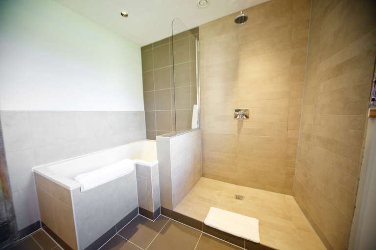 Bathroom 3, Maidens Tower B&B, Kent