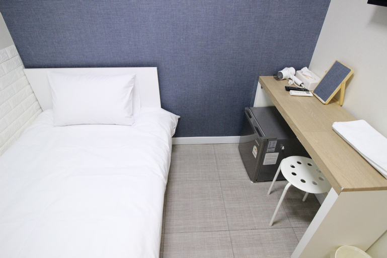 Bedroom 4, Stay in Blue, Jung