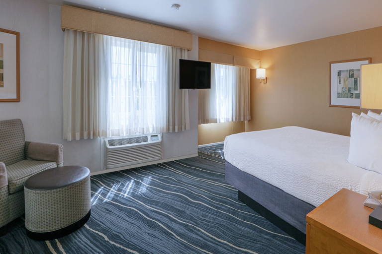 Bedroom 3, Ramada by Wyndham Costa Mesa/Newport Beach, Orange