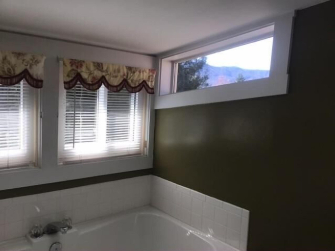 Bathroom 4, Red Rocker Inn, Buncombe