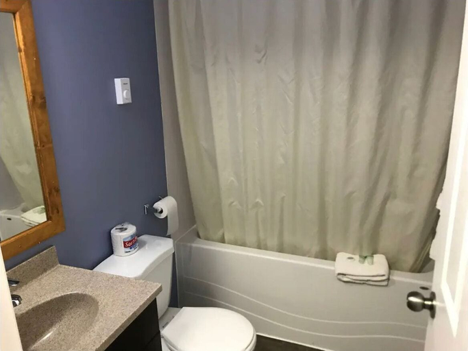 Bathroom 3, The little chalet motel, Division No. 7