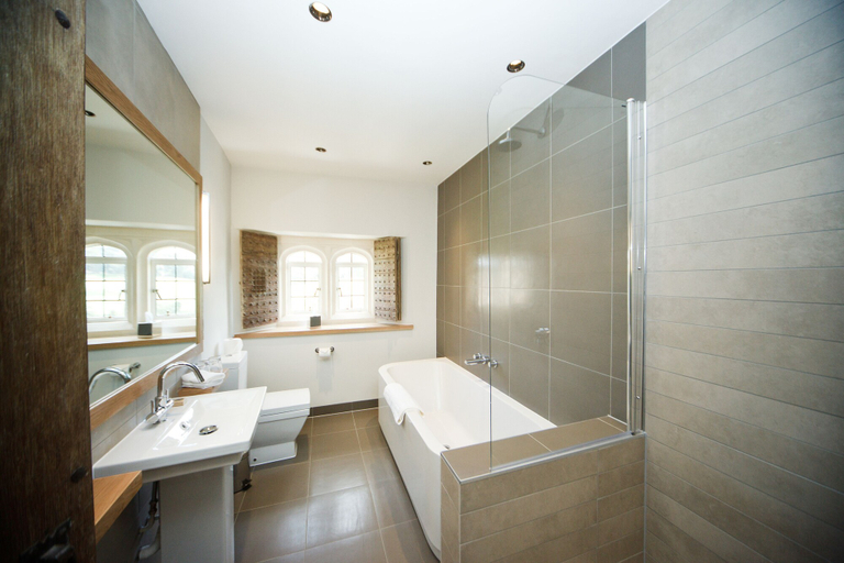 Bathroom 3, Maidens Tower B&B, Kent