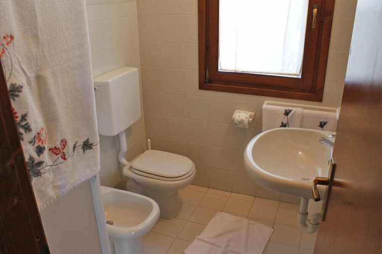 Bathroom 4, Camping Lacona Pineta, Livorno