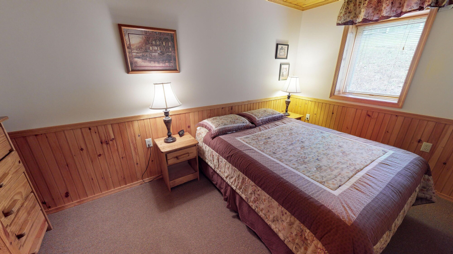 Bedroom 3, Rough Cut Lodge, Tioga