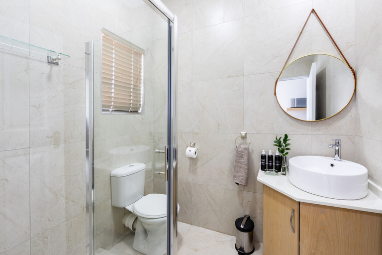 Bathroom 5, Adato Guesthouse, Dr Kenneth Kaunda