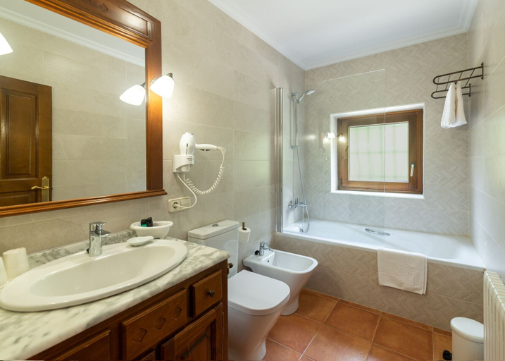 Bathroom 5, Logis Hotel Restaurante La Casa de Juansabeli, Asturias