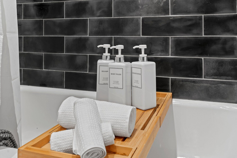 Bathroom 3, Modern & Comfy - 5* - Location Game Room, Philadelphia