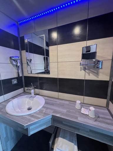 Bathroom 4, Eqynox, Marne