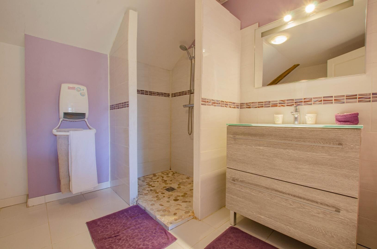 Bathroom 5, La Cler’Hier, Aube