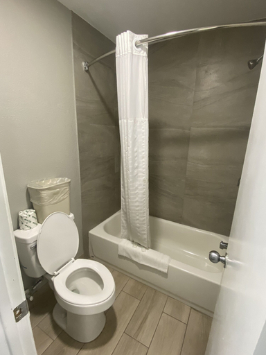 Bathroom 4, Falcon Executive Inn, Zapata