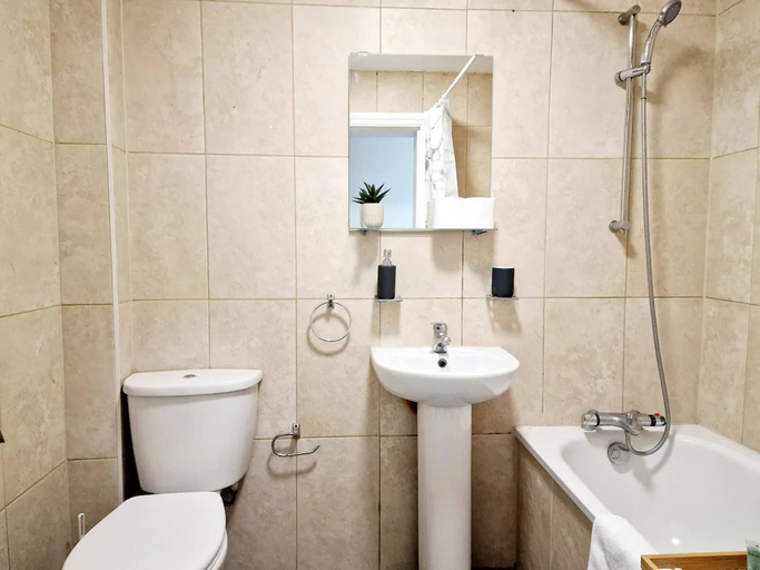 Bathroom 2, Deluxe 2 Bed Apartment in Uxbridge, Buckinghamshire