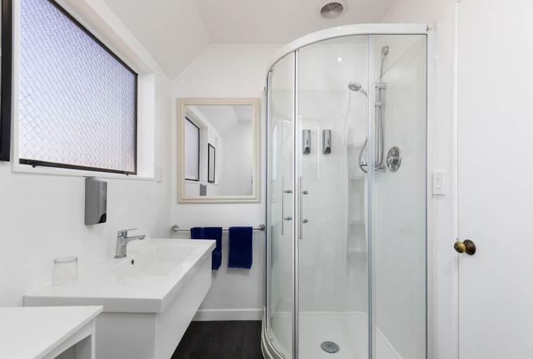 Bathroom 4, Kings Gate Motel, Nelson
