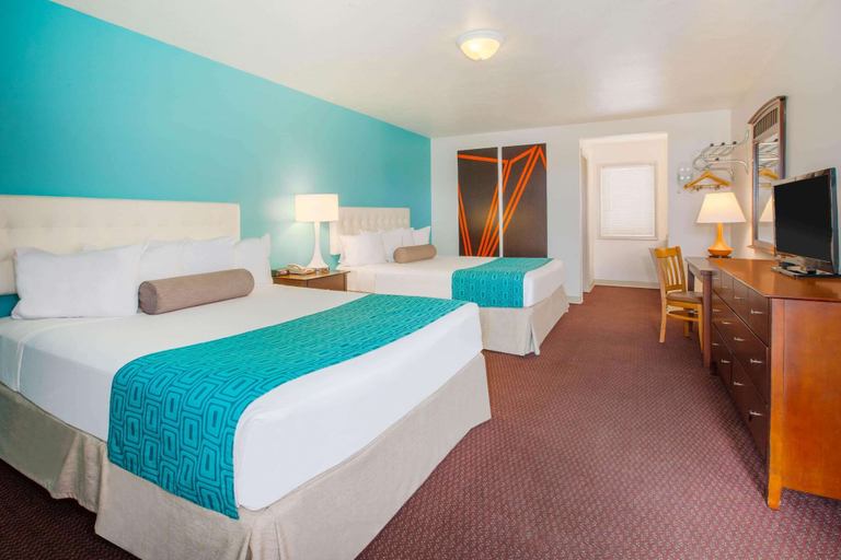 Bedroom 3, Howard Johnson by Wyndham Traverse City, Grand Traverse