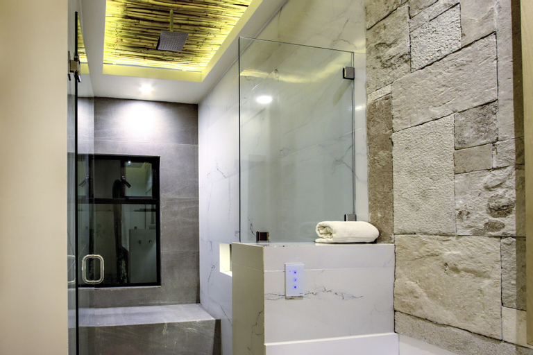 Bathroom 13