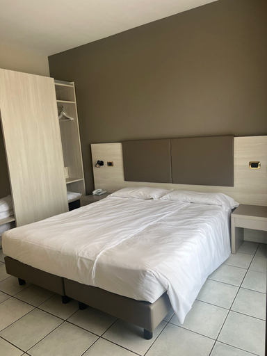 Bedroom 3, Le Terrazze Sul Lago Residence & Hotel, Brescia