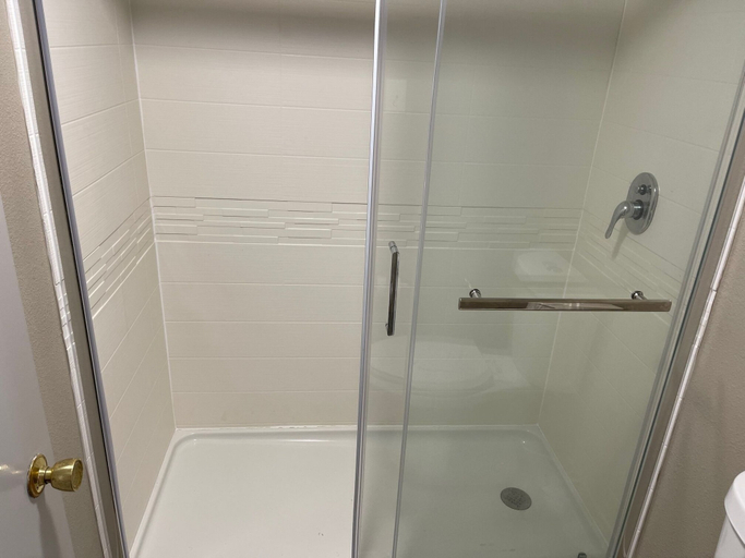 Bathroom 5, Scottish Inns, Banks