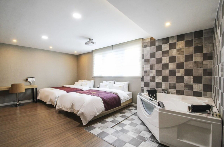 Bedroom 3, New Yorker Hotel, Jinju