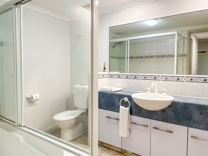 Bathroom 5, Trinity Links Resort, Cairns