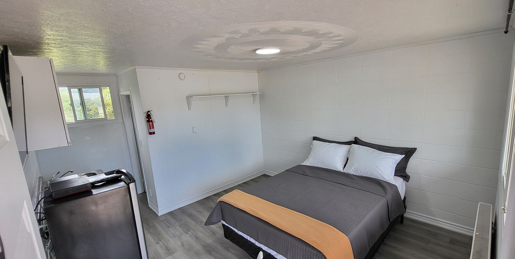 Bedroom 3, Happyland Inn, Simcoe