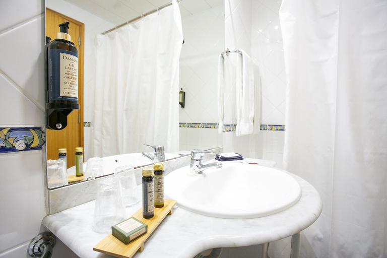 Bathroom 5, Do Mar, Povoação