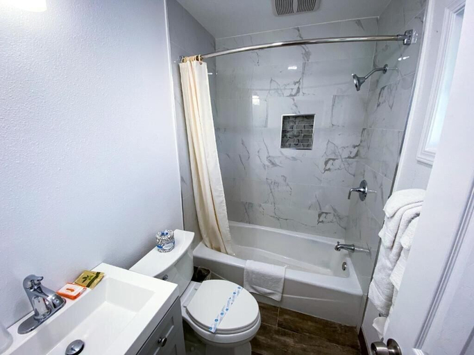 Bathroom 4, Town and Country Inn, Santa Barbara