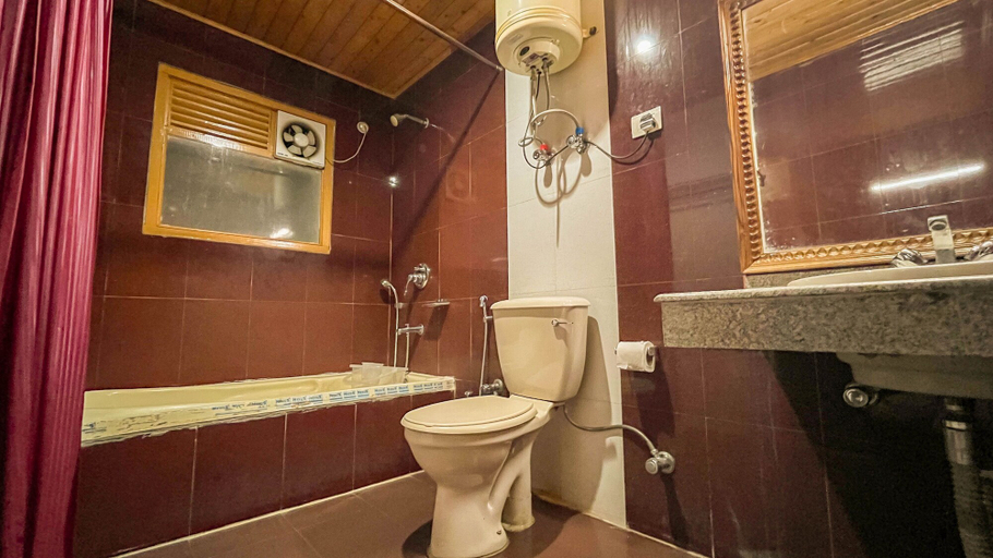 Bathroom 4, Hotel Loop Inn, Kullu