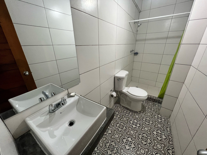 Bathroom 4, Canova, Panamá