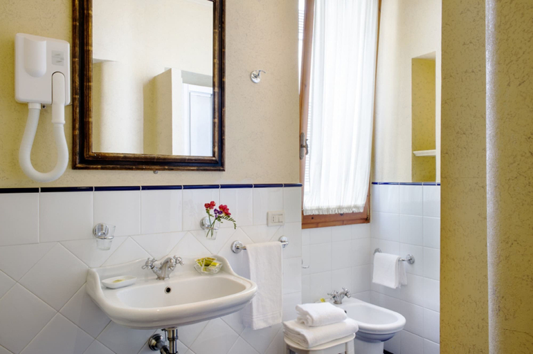 Bathroom 5, Residenza Castiglioni, Florence