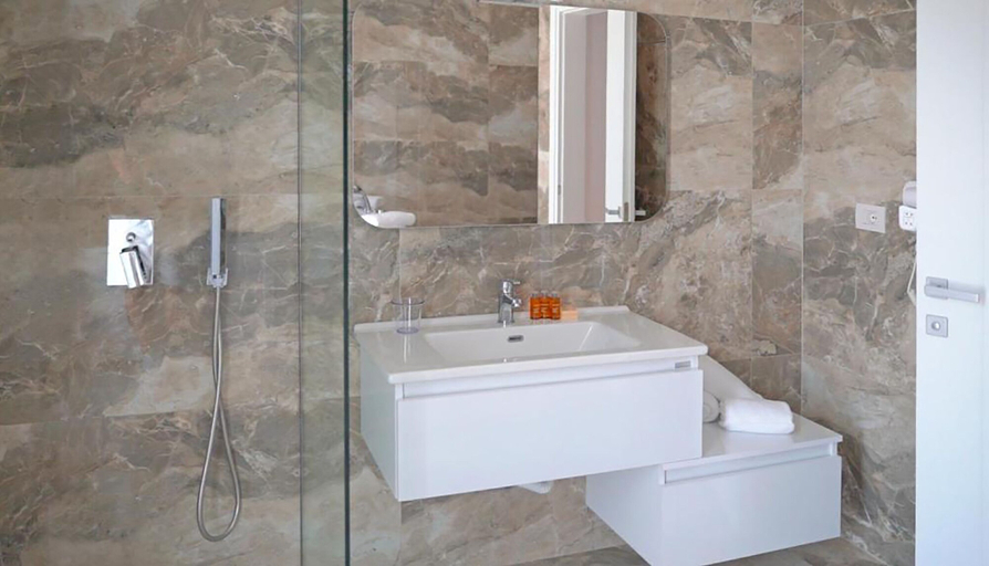 Bathroom 4, Dorchester Hotel, Sarandës