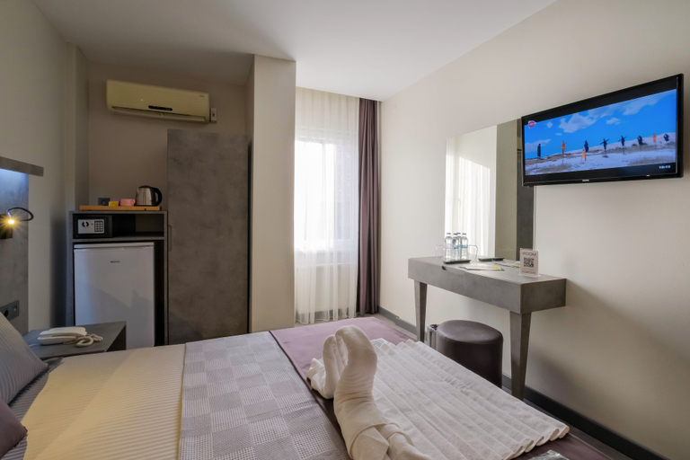 Bedroom 5, The Queen Hotel, Fatih
