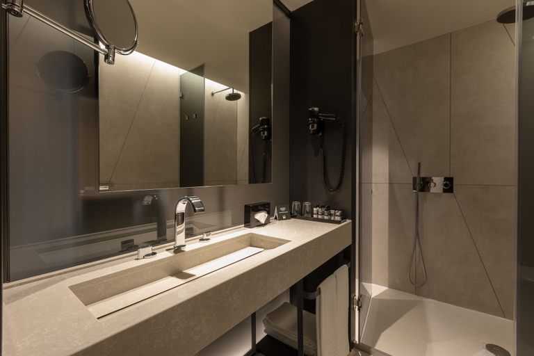Bathroom 4, Porto Royal Bridges Hotel, Porto