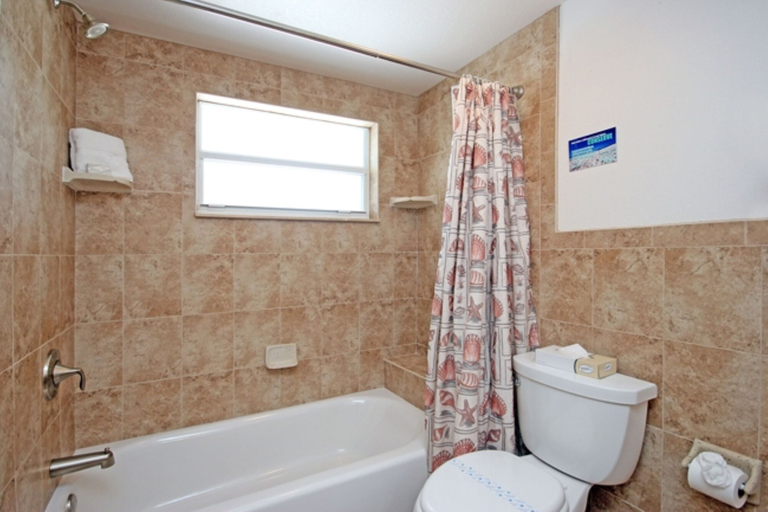 Bathroom 4, Island Inn, Lee