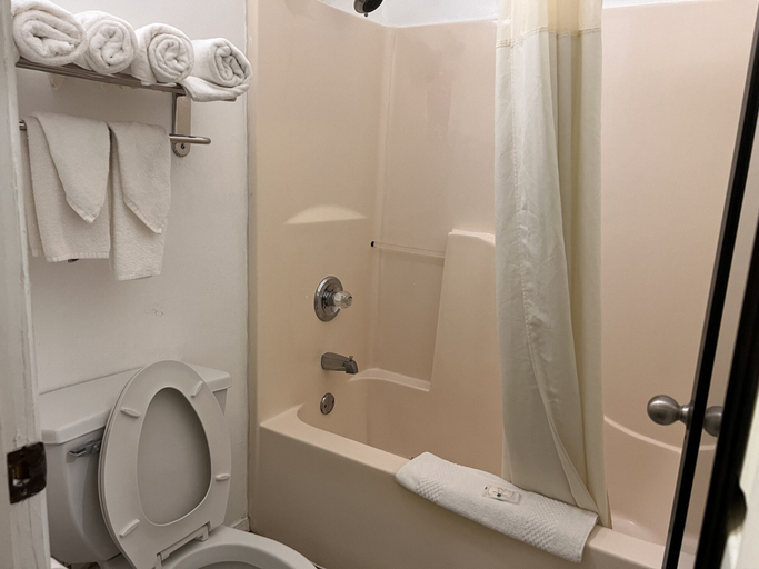 Bathroom 4, Quality Inn Maysville Area, Mason