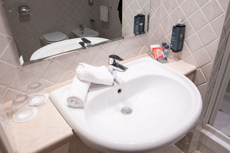 Bathroom 5, TH Roma - Carpegna Palace, Roma