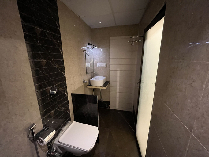 Bathroom 2, Hotel Wind Flower Regency - Near Kokilaben Hospital, Mumbai Suburban