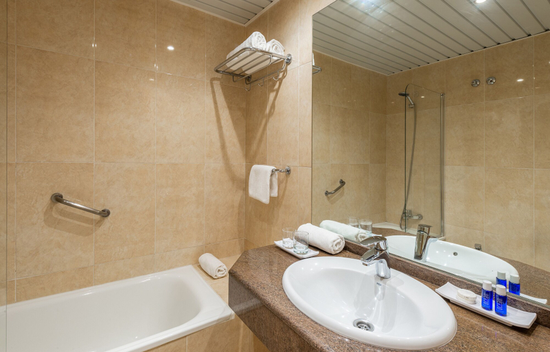 Bathroom 5, Hotel Las Arenas, Affiliated by Meliá, Málaga