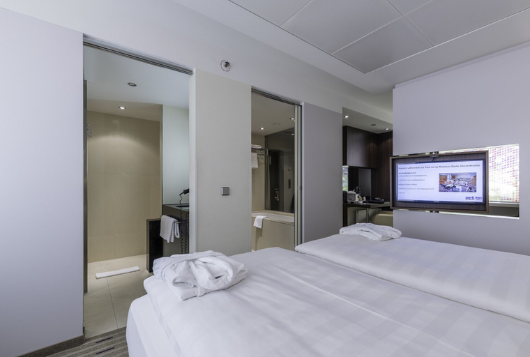 Bedroom 2, Park Inn by Radisson Berlin Alexanderplatz, Berlin