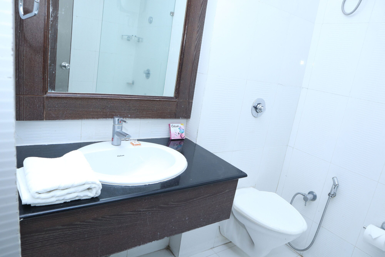 Bathroom 3, Hotel Hari Heritage, Dehradun